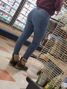 Nice ass in jeans at grocery store