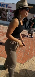 Cleavage mix at cruise port (OC)