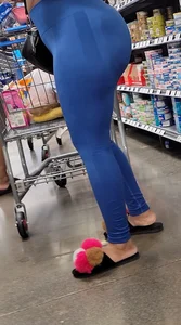 Ebony  phatty in blue leggings