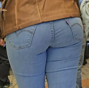 Tight Juicy Butt in blue levis jeans