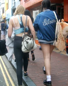 Guitar playing blonde babe with a nice ass and vtl in tight leggings