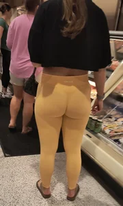 Beautiful blonde pawg in yellow leggings