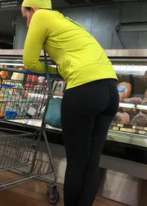 Walmart lady shopping with a nice big booty in tight black leggings