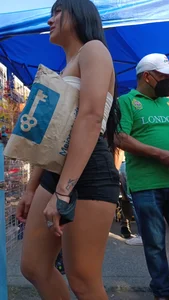 Teen resaltando sus ricos pezones con piercing