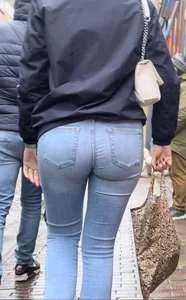 Thight round ass in jeans
