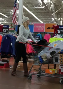 Walmart blonde whooty shopping in black leggings with vtl