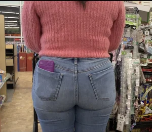 Nerdy butterface pawg with an amazing ass