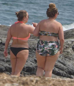 Thick and sexy bikini babe in black and peach bikini outfit