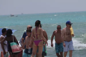 Candid Florida beach and bikini girls
