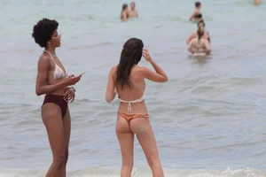 Candid Florida beach and bikini girls