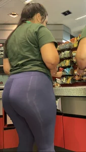 Thick Latina has big ass in leggings