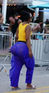 Candid black babe with an ass that defies all laws of physics
