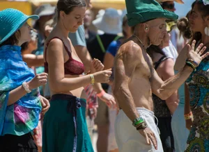 Candid boobs, nip slip and downblouse pics