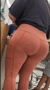 Pawg stretching those leggings