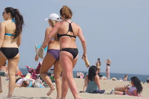 3 sexy girls with nice asses walking on the beach in bikinis