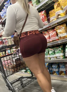 Latina with hot bubble ass in spandex shorts. OC