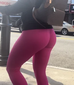 Jiggly Buttle butt in bright pink gym leggings