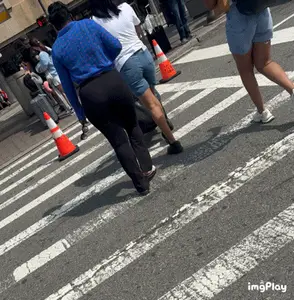 Black Queen with the YAMS in leggings at the airport ( OC , GIFs)