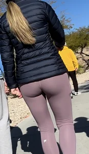 Tight Jiggly Blondie in Leggings