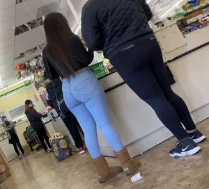 Just a Latina in jeans here …🤤