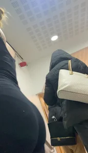 A few peaches🍑 in tight leggings, slight vpl and a jiggle