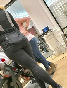 Candid Ass and Legs in Black Yoga Pants at the Gym