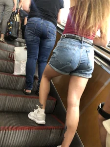 Great Hot Butt in Denim Shorts And Tattooed Legs Subway Escalator Creepshots - Candid Girl Touching Her Hair