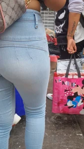 Latina booty in pocket less jeans
