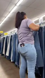 Pretty Latina has a sweet round ass that jiggle (gifs)