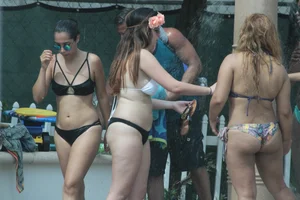 Deerfield Beach girls in bikinis