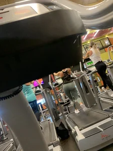 Couple babes at the gym in leggings with nice asses