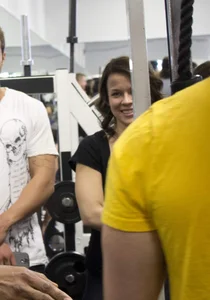 Athletic babe with nice ass in leggings at the gym