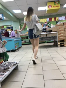 Hot Muscular Legs in Shorts Supermarket Candid Gallery