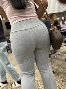 THICK🍑 Latina closeups TIGHT leggings super hot