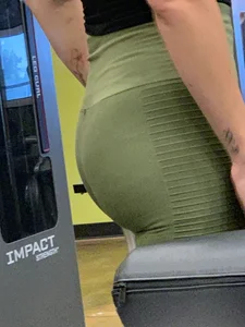 Girl working out with a nice ass in green leggings
