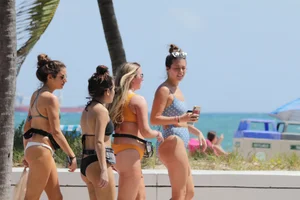 Deerfield Beach girls in bikinis
