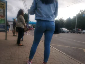 Sexy Round Booty and Legs in Blue Jeans Bus Stop Creepshots