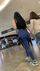 This absolute pear in her tight jeans (vpl visible) [OC]