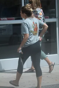 Girl going to TJ Maxx walking in the parking lot in leggings