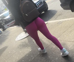 Jiggly Buttle butt in bright pink gym leggings