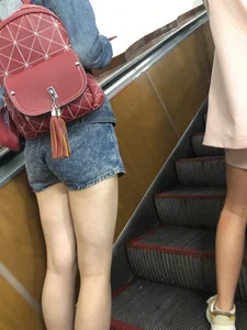 Very Hot Fit Legs in Shorts on the Subway Escalator Creepshots Gallery