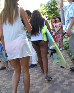 Big booty dark skinned surfer babe heading to the beach