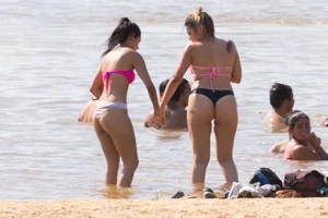Candid beach girls in thongs