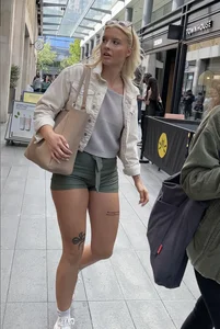 Fit toned blonde in tiny green shorts (OC)