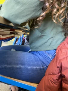 College Girl in Tight Blue Jeans Legs Creepshots in the Classroom