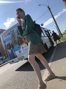 Candid milf wearing a dress crossing the street, nice legs