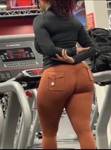 iNSANE LIGHT SKIN RED HEAD EBONY WIT craZ PHAT ASS(tread mill)