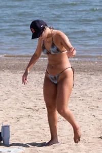 Don’t click if you hate chicks in bikinis