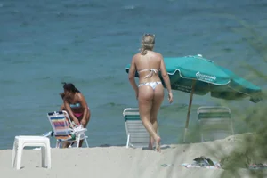 Candid Florida beach and bikini girls