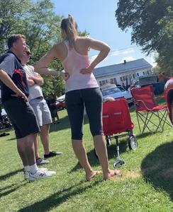 Car show MILF in leggings has a nice gap